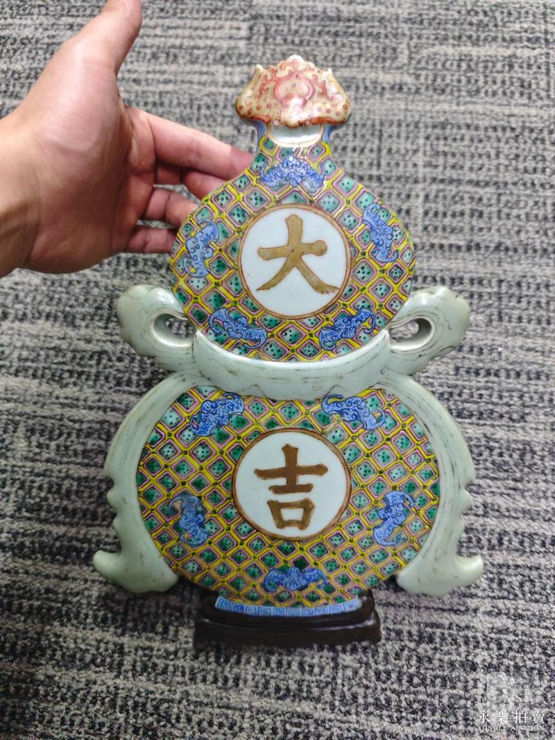 清乾隆 御制紫檀镶瓷粉青釉描金洋彩「五瑞大吉」葫芦式桌屏 - 图4